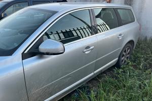 Volvo V70 incidentata