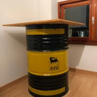 Tavolo con fusto olio