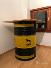 Tavolo con fusto olio