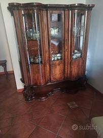 Mobili in noce sala pranzo.