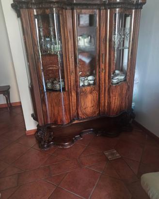 Mobili in noce sala pranzo.