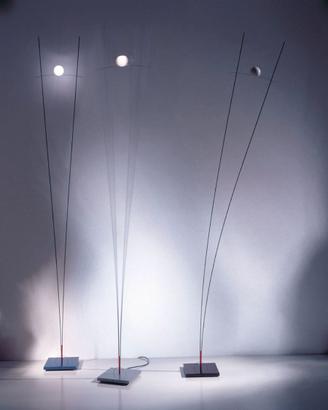 Lampada da terra Ilios di Ingo Maurer