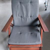 Sedia sdraio richiudibile in legno con cuscino