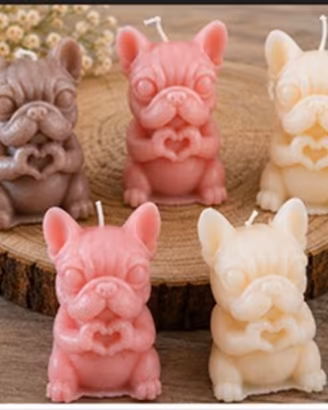 Candela a forma di Bulldog Francese con cuore