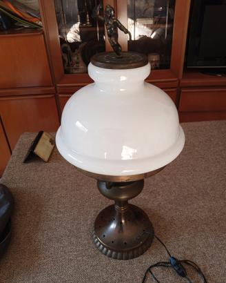 vecchia lampada elettrica in ottone