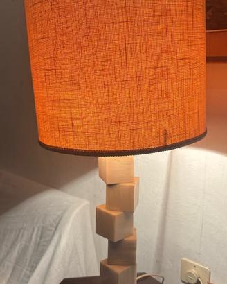 Lampada da tavolo dal design artigianale