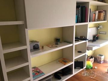 Libreria con scrivania incorporata