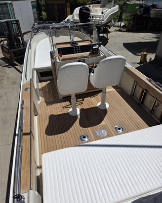 Boston whaler outrage 25