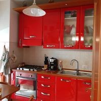 Cucina componibile completa di elettrodomestici.