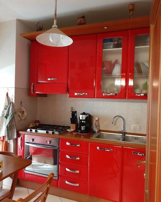 Cucina componibile completa di elettrodomestici.