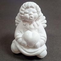 Statuetta Angelo seduto con cuore in mano in gesso