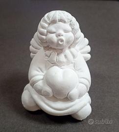 Statuetta Angelo seduto con cuore in mano in gesso