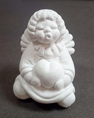 Statuetta Angelo seduto con cuore in mano in gesso