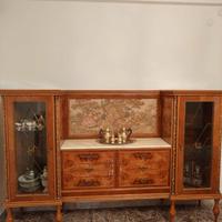 Mobile con vetrinetta e arazzo 