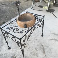 Mobile in ferro battuto e lavandino in sasso 