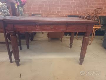 Tavolo in legno massiccio 