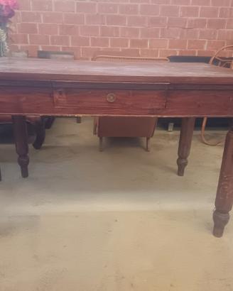 Tavolo in legno massiccio 