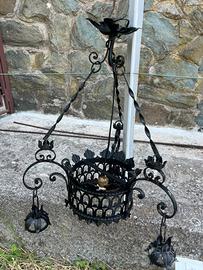 Antico lampadario in ferro battuto