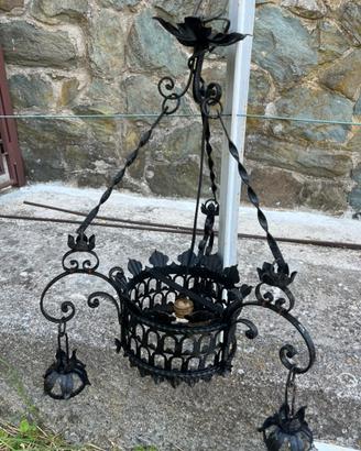 Antico lampadario in ferro battuto