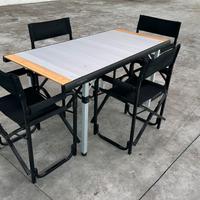 Tavolo con sedie da campeggio