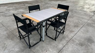 Tavolo con sedie da campeggio