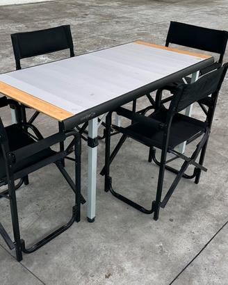 Tavolo con sedie da campeggio