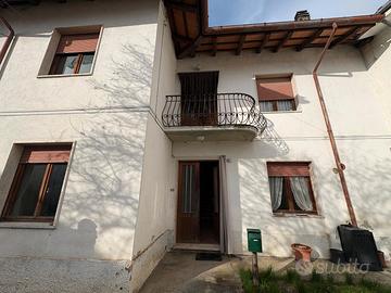 Casa accostata con ampio terreno