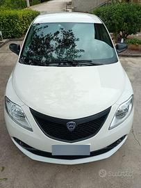 lancia y