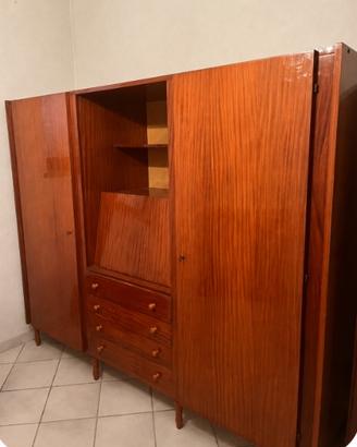 Armadio in legno con scrittoio a ribalta