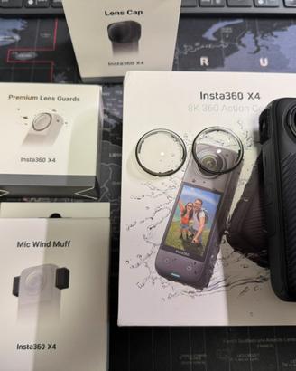 Insta 360 X4 con diversi accessori