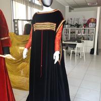 Vestito medievale ricamato a mano.