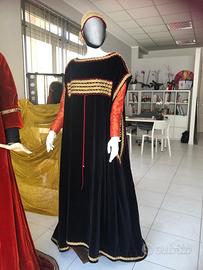 Vestito medievale ricamato a mano.