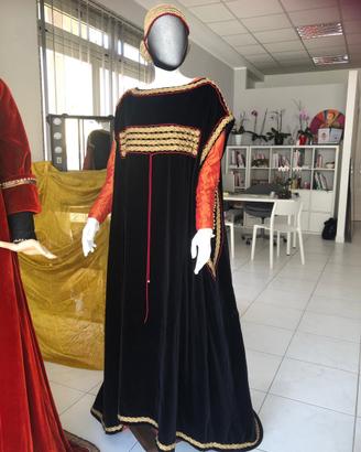 Vestito medievale ricamato a mano.