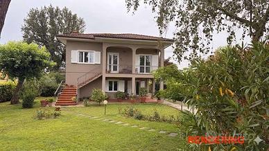 Villa di 280 m² con più di 5 locali e box auto a C