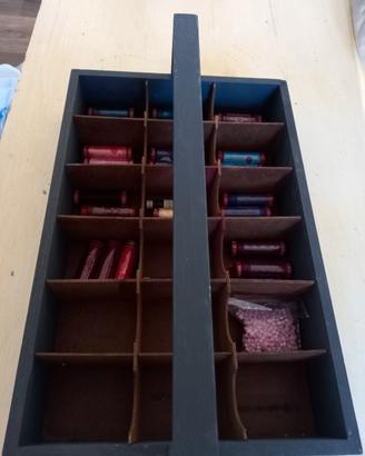 cassettina legno con filo per cucire  