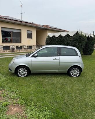 lancia y