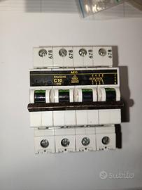 Interruttore magnetotermico quadripolare