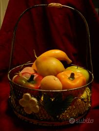 Frutta decorativa in cestino