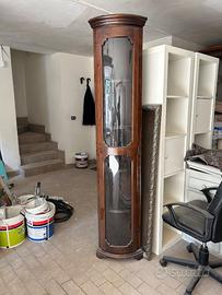 Vetrina angolare in noce