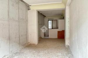 NEGOZIO A GIUGLIANO IN CAMPANIA