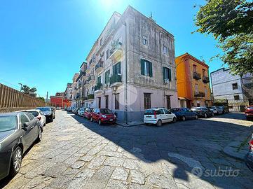 3 LOCALI A NAPOLI