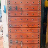 Porta rustica in legno con chiodi ribattuti