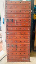 Porta rustica in legno con chiodi ribattuti