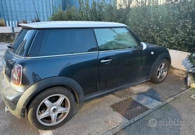 Mini Cooper Diesel nera/bianco anno  2007