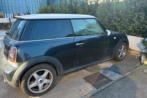 Mini Cooper Diesel nera/bianco anno  2007