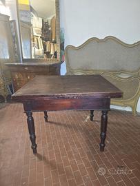 Tavolo in legno di abete