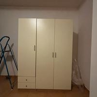 armadio con comò comodini e testiera letto