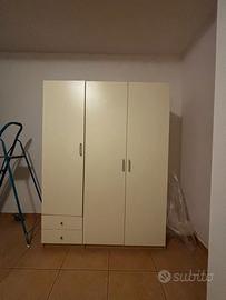 armadio con comò comodini e testiera letto