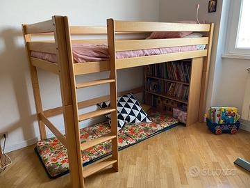 Letto a soppalco con libreria