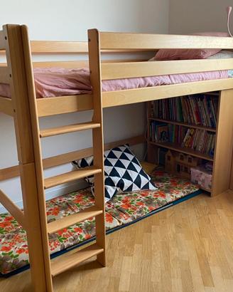 Letto a soppalco con libreria